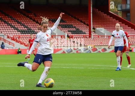 Londres, Royaume-Uni. 12 novembre 2023. Londres, Angleterre, 12 novembre 2023 : Amy Turner (4 Tottenham Hotspur) libère le ballon lors du match de FA Women's Super League entre Tottenham Hotspur et Liverpool à Brisbane Road à Londres, Angleterre (Alexander Canillas/SPP) crédit : SPP Sport Press photo. /Alamy Live News Banque D'Images