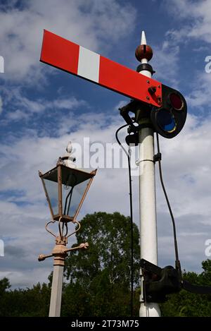 Lampadaire et signal sémaphore à la station Totnes Riverside sur le South Devon Railway. Banque D'Images