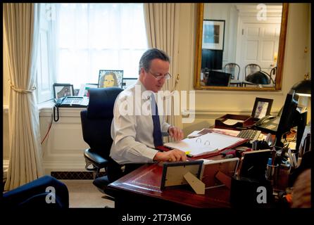 Londres, Royaume-Uni. 13 juillet 2016. Image © Licence à Parsons Media. 13/11/2023. Londres, Royaume-Uni. David Cameron est nommé ministre des Affaires étrangères. 13/07/2016. Londres, Royaume-Uni. David Cameron quitte Downing St avec sa famille. Le Premier ministre David Cameron se prépare pour ses derniers PMQ dans son bureau à l'intérieur du No10 alors que le Premier ministre David Cameron quitte la No10 Downing Street pour la dernière fois en tant que Premier ministre avec sa femme Samantha et ses enfants. Photo photo photo par crédit : andrew parsons/Alamy Live News Banque D'Images