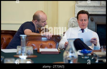 Londres, Royaume-Uni. 12 mai 2010. Image © Licence à Parsons Media. 13/11/2023. Londres, Royaume-Uni. David Cameron est nommé ministre des Affaires étrangères. 12/05/2010. Londres, Royaume-Uni. David Cameron dans No10. Le Premier ministre David Cameron dans la salle du Cabinet de No10 Downing Street travaillant avec Steve Hilton, le 12 mai, photo de crédit : andrew parsons/Alamy Live News Banque D'Images
