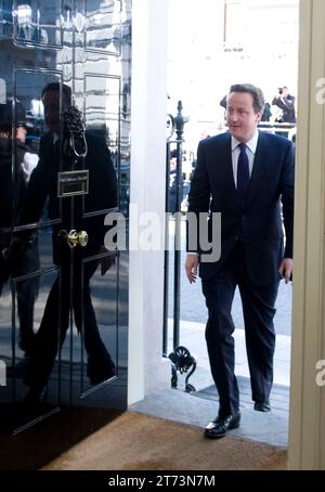 Londres, Royaume-Uni. 12 mai 2010. Image © Licence à Parsons Media. 13/11/2023. Londres, Royaume-Uni. David Cameron est nommé ministre des Affaires étrangères. Le Premier ministre David Cameron arrive au numéro 10 pour son premier jour en fonction, à Londres, au Royaume-Uni, le mercredi 12 mai 2010. Photo photo photo par crédit : andrew parsons/Alamy Live News Banque D'Images