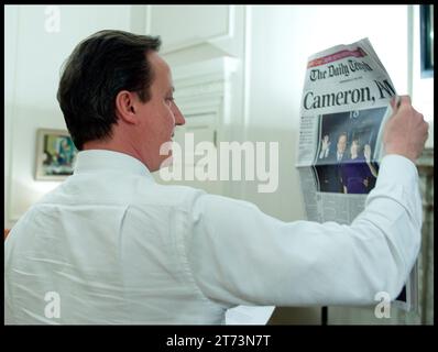 Londres, Royaume-Uni. 12 mai 2010. Image © Licence à Parsons Media. 13/11/2023. Londres, Royaume-Uni. David Cameron est nommé ministre des Affaires étrangères. Le Premier ministre David Cameron tient la première édition du Daily Telegraph dans son bureau du No10 Downing Street annonçant qu’il est le nouveau Premier ministre, mardi 11 mai 2010. Photo photo photo par crédit : andrew parsons/Alamy Live News Banque D'Images