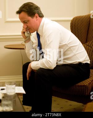 Londres, Royaume-Uni. 11 mai 2010. Image © Licence à Parsons Media. 13/11/2023. Londres, Royaume-Uni. David Cameron est nommé ministre des Affaires étrangères. Le nouveau Premier ministre britannique David Cameron s'entretient avec le président Barack Obama au téléphone dans le numéro 10 Downing St, mardi 11 mai 2010, photo photo de crédit : andrew parsons/Alamy Live News Banque D'Images