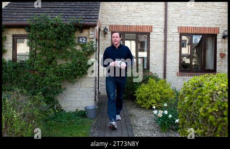 London, UK. 11th Apr, 2010. Image © Licensed to Parsons Media. 13/11/2023. London, United Kingdom. David Cameron appointed Foreign Secretary. Leader of the Conservative Party David Cameron leafleting in Witney, Oxfordshire during his General Election campaign, Sunday April 11, 2010, Photo Picture by Credit: andrew parsons/Alamy Live News Banque D'Images