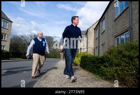 London, UK. 11th Apr, 2010. Image © Licensed to Parsons Media. 13/11/2023. London, United Kingdom. David Cameron appointed Foreign Secretary. Leader of the Conservative Party David Cameron leafleting in Witney, Oxfordshire during his General Election campaign, Sunday April 11, 2010, Photo Picture by Credit: andrew parsons/Alamy Live News Banque D'Images