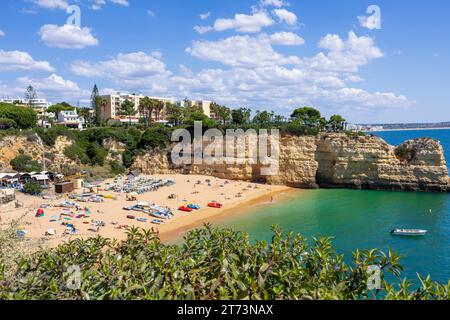 Algarve, Portugal - 13.09.2023 : vue sur la belle plage de Dame du Rocher (Praia Senhora da Rocha), par une belle journée d'été. Porches, Lagoa. Banque D'Images