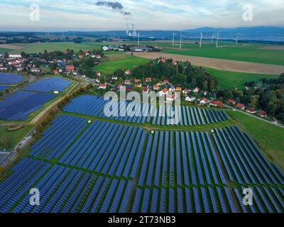 Zittau, Saxe, Allemagne - champ solaire Oberseifersdorf, parc solaire à Oberseifersdorf, dans la municipalité de Mittelherwigsdorf, derrière les éoliennes A. Banque D'Images