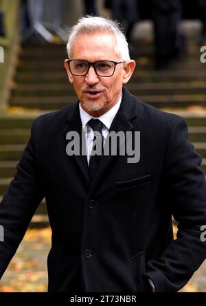 L'ancien footballeur Gary Lineker quitte la cathédrale de Manchester après les funérailles de Sir Bobby Charlton. Manchester United et le grand Sir Bobby Charlton d'Angleterre décède à l'âge de 86 ans en octobre. Charlton marque 249 buts pour Manchester United et les aide à remporter trois titres de champion, une FA Cup et la coupe d'Europe en 1968. Au niveau international, il fait partie de l'équipe d'Angleterre qui remporte la coupe du monde en 1966. Date de la photo : lundi 13 novembre 2023. Banque D'Images