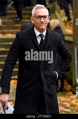 L'ancien footballeur Gary Lineker quitte la cathédrale de Manchester après les funérailles de Sir Bobby Charlton. Manchester United et le grand Sir Bobby Charlton d'Angleterre décède à l'âge de 86 ans en octobre. Charlton marque 249 buts pour Manchester United et les aide à remporter trois titres de champion, une FA Cup et la coupe d'Europe en 1968. Au niveau international, il fait partie de l'équipe d'Angleterre qui remporte la coupe du monde en 1966. Date de la photo : lundi 13 novembre 2023. Banque D'Images