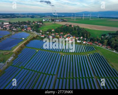 Zittau, Sachsen, Deutschland - Solarfeld Oberseifersdorf, Solarpark in Oberseifersdorf, in der Gemeinde Mittelherwigsdorf, hinten Windraeder und das Braunkohle Kraftwerk Turow in Polen. Zittau Sachsen Deutschland *** Zittau, Saxe, Allemagne champ solaire Oberseifersdorf, parc solaire à Oberseifersdorf, dans la municipalité de Mittelherwigsdorf, derrière les éoliennes et la centrale au lignite de Turow en Pologne Zittau Saxe Allemagne crédit : Imago/Alamy Live News Banque D'Images