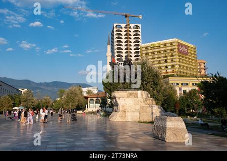 Skanderbeg Square, Tirana, Albanie avec le monument Skanderbeg Banque D'Images