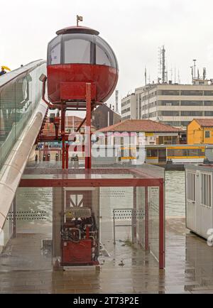 Venise, Italie - 3 février 2018 : Capsule d'ascenseur pour fauteuil roulant construite après l'inauguration du pont de la Constitution. Banque D'Images