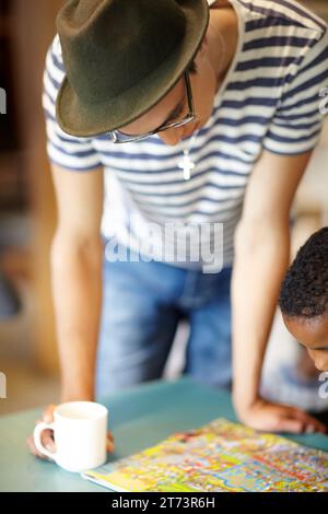 Enseignant, lecture et livre à la maternelle pour apprendre la créativité, l'art et le soutien dans l'éducation. Enseigner, enfant et étudier ou rechercher l'image sur la table Banque D'Images