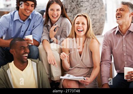 Affaires, équipe et rire pour brainstorming idée ou collaboration, stratégie créative ou planification. Homme, femme et sourire en plein air pour un partenariat design Banque D'Images