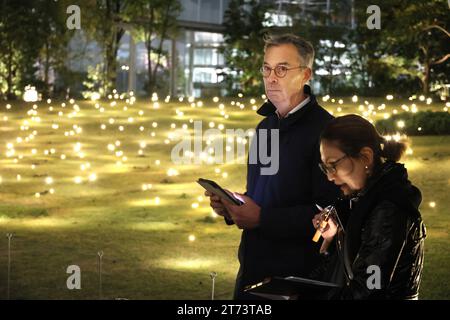 Tokyo, Japon. 13 novembre 2023. Albert Deltour, directeur général de la Light Art Collection des pays-Bas, parle alors que l'installation d'éclairage de lumières volantes comme la luciole est exposée sur un terrain conçu par le groupe néerlandais Studio Toer pour l'événement d'installation d'éclairage « Toranomon Light Art » lors d'une avant-première presse au Toranomon Hills à Tokyo lundi, 13 novembre 2023. Toranomon Light Art connecté à l'installation d'éclairage néerlandaise 'Amsterdam Light Festival' se déroulera du 13 novembre au 8 janvier. (Photo de Yoshio Tsunoda/AFLO) crédit : AFLO Co. Ltd./Alamy Live News Banque D'Images