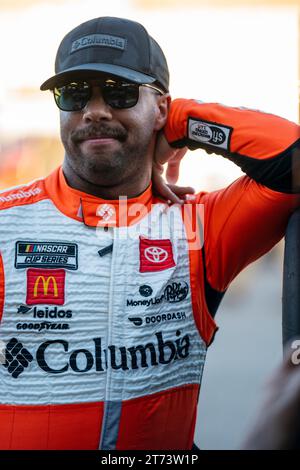 Avondale, AZ, États-Unis. 3 novembre 2023. Bubba Wallace (23 ans), pilote de la NASCAR Cup Series, attend le début des essais pour le championnat de la NASCAR Cup Series au Phoniex Raceway à Avondale AZ. (Image de crédit : © Logan T Arce Grindstone Media GR/ASP) USAGE ÉDITORIAL SEULEMENT! Non destiné à UN USAGE commercial ! Banque D'Images