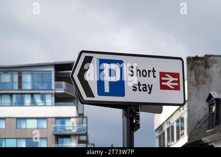 Panneau de stationnement court séjour pour la gare, St Mary's Road, Lincoln City, Lincolnshire, Angleterre, ROYAUME-UNI Banque D'Images