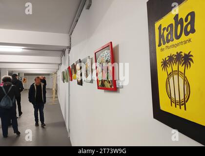 Blick in das ehemalige Bremer KABA-Werk am Fabrikenufer in Bremen-Walle, einem von mehr als 30 Ausstellungsorten des Kulturevents Kunst-Hafen-Walle am 4. und 5. Novembre 2023. Hier Werke von Angela Brockmann. - Das Instant-Kakaogetränk KABA wurde 1929 vom Bremer Kaufmann Ludwig Roselius auf den Markt gebracht, der auch den koffeinfreien Kaffee HAG entwickelt hatte. *** Vue de l'ancienne usine KABA de Brême sur Fabrikenufer à Brême Walle, l'un des plus de 30 lieux d'exposition de l'événement culturel Kunst Hafen Walle les 4 et 5 novembre 2023 Voici les œuvres d'Angela Brockmann le cacao instantané dri Banque D'Images