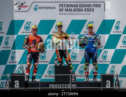 Kuala Lumpur, Malaisie. 12 novembre 2023. Le coureur espagnol Fermin Aldeguer de GT Trevisan SpeedUp (C) pose pour la photo avec le deuxième coureur espagnol Pedro Acosta de Red Bull KTM AJO (L) et le troisième coureur espagnol Marcos Ramirez d'OnlyFans American Racing (R) sur le podium lors de la course Moto2 du Petronas Grand prix de Malaisie au Sepang International circuit. (Photo de Wong Fok Loy/SOPA Images/Sipa USA) crédit : SIPA USA/Alamy Live News Banque D'Images