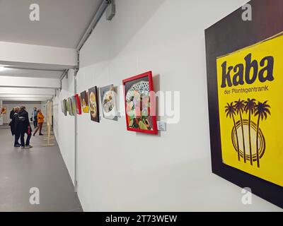 Blick in das ehemalige Bremer KABA-Werk am Fabrikenufer in Bremen-Walle, einem von mehr als 30 Ausstellungsorten des Kulturevents Kunst-Hafen-Walle am 4. und 5. Novembre 2023. Hier Werke von Angela Brockmann. - Das Instant-Kakaogetränk KABA wurde 1929 vom Bremer Kaufmann Ludwig Roselius auf den Markt gebracht, der auch den koffeinfreien Kaffee HAG entwickelt hatte. *** Vue de l'ancienne usine KABA de Brême sur Fabrikenufer à Brême Walle, l'un des plus de 30 lieux d'exposition de l'événement culturel Kunst Hafen Walle les 4 et 5 novembre 2023 Voici les œuvres d'Angela Brockmann le cacao instantané dri Banque D'Images