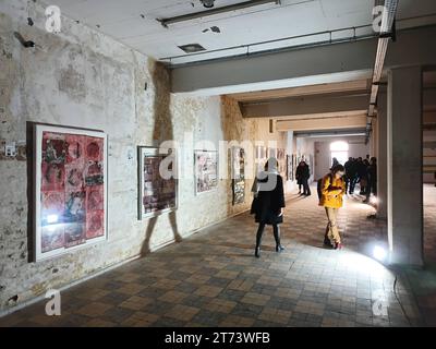 Blick in das ehemalige Bremer KABA-Werk am Fabrikenufer in Bremen-Walle, einem von mehr als 30 Ausstellungsorten des Kulturevents Kunst-Hafen-Walle am 4. und 5. Novembre 2023. Hier Bilder von Alfred Gronak. - Das Instant-Kakaogetränk KABA wurde 1929 vom Bremer Kaufmann Ludwig Roselius auf den Markt gebracht, der auch den koffeinfreien Kaffee HAG entwickelt hatte. *** Vue de l'ancienne usine KABA de Brême sur le Fabrikenufer à Brême Walle, l'un des plus de 30 lieux d'exposition pour l'événement culturel Kunst Hafen Walle les 4 et 5 novembre 2023 Voici des photos d'Alfred Gronak le co instantané Banque D'Images