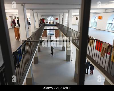 Blick in das ehemalige Bremer KABA-Werk am Fabrikenufer in Bremen-Walle, einem von mehr als 30 Ausstellungsorten des Kulturevents Kunst-Hafen-Walle am 4. und 5. Novembre 2023. DAS Instant-Kakaogetränk KABA wurde 1929 vom Bremer Kaufmann Ludwig Roselius auf den Markt gebracht, der auch den koffeinfreien Kaffee HAG entwickelt hatte. *** Vue de l'ancienne usine KABA de Brême sur Fabrikenufer à Brême Walle, l'un des plus de 30 lieux d'exposition pour l'événement culturel Kunst Hafen Walle les 4 et 5 novembre 2023 la boisson instantanée au cacao KABA a été lancée sur le marché en 1929 par le marchand de Brême Lud Banque D'Images