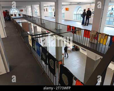 Blick in das ehemalige Bremer KABA-Werk am Fabrikenufer in Bremen-Walle, einem von mehr als 30 Ausstellungsorten des Kulturevents Kunst-Hafen-Walle am 4. und 5. Novembre 2023. DAS Instant-Kakaogetränk KABA wurde 1929 vom Bremer Kaufmann Ludwig Roselius auf den Markt gebracht, der auch den koffeinfreien Kaffee HAG entwickelt hatte. *** Vue de l'ancienne usine KABA de Brême sur Fabrikenufer à Brême Walle, l'un des plus de 30 lieux d'exposition pour l'événement culturel Kunst Hafen Walle les 4 et 5 novembre 2023 la boisson instantanée au cacao KABA a été lancée sur le marché en 1929 par le marchand de Brême Lud Banque D'Images