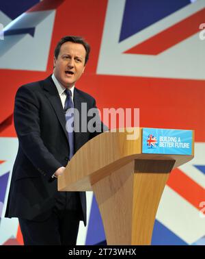 Londres, Royaume-Uni. 06 mars 2011. Image © Licence à Parsons Media. 13/11/2023. Londres, Royaume-Uni. David Cameron est nommé ministre des Affaires étrangères. Le chef du Parti conservateur David Cameron a fait des feuillets à Witney, Oxfordshire, lors de sa campagne électorale générale, dimanche 11 avril 2010, photo de crédit : andrew parsons/Alamy Live News Banque D'Images