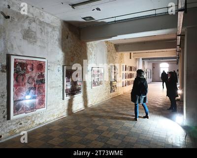 Blick in das ehemalige Bremer KABA-Werk am Fabrikenufer in Bremen-Walle, einem von mehr als 30 Ausstellungsorten des Kulturevents Kunst-Hafen-Walle am 4. und 5. Novembre 2023. Hier Bilder von Alfred Gronak. - Das Instant-Kakaogetränk KABA wurde 1929 vom Bremer Kaufmann Ludwig Roselius auf den Markt gebracht, der auch den koffeinfreien Kaffee HAG entwickelt hatte. *** Vue de l'ancienne usine KABA de Brême sur le Fabrikenufer à Brême Walle, l'un des plus de 30 lieux d'exposition pour l'événement culturel Kunst Hafen Walle les 4 et 5 novembre 2023 Voici des photos d'Alfred Gronak le co instantané Banque D'Images