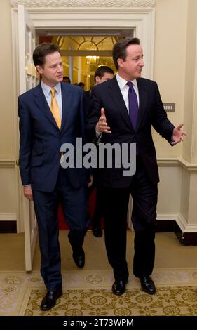 Londres, Royaume-Uni. 12 mai 2010. Image © Licence à Parsons Media. 13/11/2023. Londres, Royaume-Uni. David Cameron est nommé ministre des Affaires étrangères. Le nouveau Premier ministre britannique David Cameron et le vice-premier ministre Nick Clegg entrent ensemble dans la salle du Cabinet pour la première fois au numéro 10 Downing St, le mercredi 12 mai 2010 . Photo photo photo par crédit : andrew parsons/Alamy Live News Banque D'Images