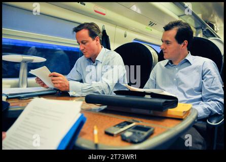 Londres, Royaume-Uni. 03 octobre 2009. Image © Licence à Parsons Media. 13/11/2023. Londres, Royaume-Uni. David Cameron est nommé ministre des Affaires étrangères. Le chef du Parti conservateur David Cameron et George Osborne Chancelier fantôme de l'Échiquier travaillant sur le train pour la conférence du Parti conservateur, 3 octobre 2009 photo par Credit : andrew parsons/Alamy Live News Banque D'Images
