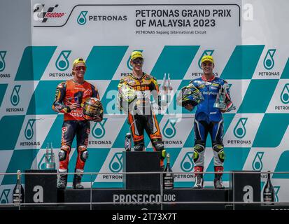 Kuala Lumpur, Malaisie. 12 novembre 2023. Le coureur espagnol Fermin Aldeguer de GT Trevisan SpeedUp (C) pose pour la photo avec le deuxième coureur espagnol Pedro Acosta de Red Bull KTM AJO (L) et le troisième coureur espagnol Marcos Ramirez d'OnlyFans American Racing (R) sur le podium lors de la course Moto2 du Petronas Grand prix de Malaisie au Sepang International circuit. Crédit : SOPA Images Limited/Alamy Live News Banque D'Images