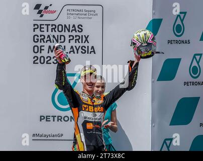 Kuala Lumpur, Malaisie. 12 novembre 2023. Le coureur espagnol Fermin Aldeguer de GT Trevisan SpeedUp célèbre sa victoire sur le podium lors de la course Moto2 du Grand Prix Petronas de Malaisie au Sepang International circuit. Crédit : SOPA Images Limited/Alamy Live News Banque D'Images