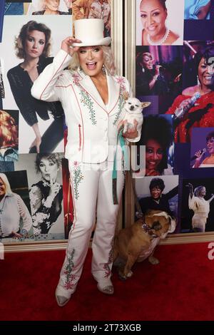 Nashville, États-Unis. 13 novembre 2022. Tanya Tucker arrive à l'enregistrement de Smashing Glass de CMT qui s'est tenu au Fisher Center de l'Université Belmont le 26 octobre 2023 à Nashville, TN. © Curtis Hilbun/AFF-USA.COM crédit : AFF/Alamy Live News Banque D'Images