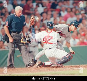 Red Sox Twins août 14 1998 Red Sox Cacher Jason Varitek manque le tag sur le terrain des jumeaux Marty Cordova lors d'un match d'action au Fenway Park à Boston Ma photo USA par Bill belknap Banque D'Images