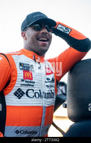 Avondale, AZ, États-Unis. 3 novembre 2023. Bubba Wallace (23 ans), pilote de la NASCAR Cup Series, attend le début des essais pour le championnat de la NASCAR Cup Series au Phoniex Raceway à Avondale AZ. (Image de crédit : © Logan T Arce Grindstone Media GR/ASP) USAGE ÉDITORIAL SEULEMENT! Non destiné à UN USAGE commercial ! Banque D'Images