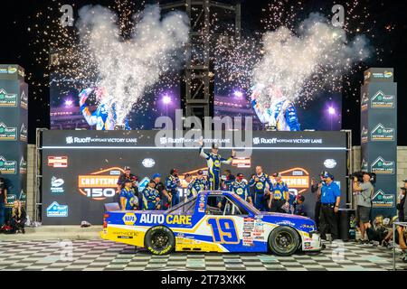 Avondale, AZ, États-Unis. 3 novembre 2023. Christian Eckes (19), pilote de NASCAR Craftsman Truck Series célèbre sa victoire pour le Craftsman 150 au Phoniex Raceway à Avondale AZ. (Image de crédit : © Logan T Arce Grindstone Media GR/ASP) USAGE ÉDITORIAL SEULEMENT! Non destiné à UN USAGE commercial ! Banque D'Images