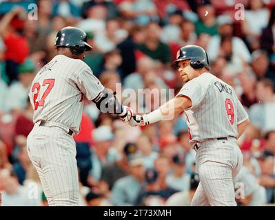 Red Sox Twins août 14 1998 David Ortiz, joueur de terrain des jumeaux, congrade Ron Coomer, lors d'un match d'action au Fenway Park à Boston Ma photo américaine de Bill belknap Banque D'Images