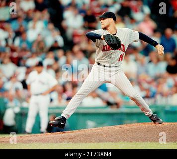 Red Sox Twins août 14 1998 lanceur de Twins Dan Serafini lors d'une partie d'action au Fenway Park à Boston Ma photo USA par Bill belknap Banque D'Images