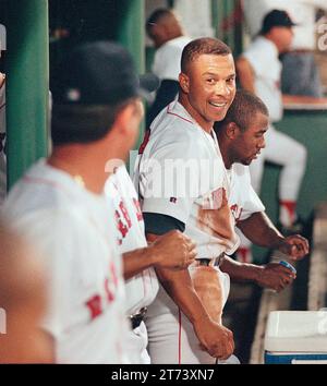 Rod Sox Twins août 14 1998 Darren Lewis, outfielder des Red Sox, après avoir marqué à la plaque à domicile pendant le match au Fenway Park à Boston Ma photo des États-Unis par Bill belknap Banque D'Images