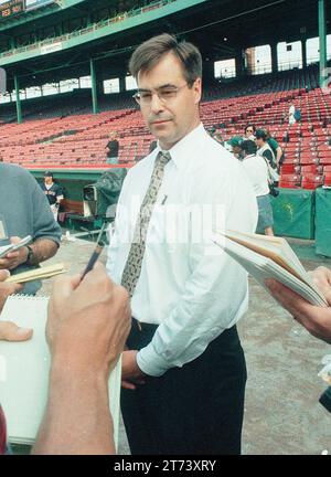 Rod Sox Twins août 14 1998 Red Sox Dan Duquette répondant aux questions des journalistes de baseball au Fenway Park à Boston Ma photo USA par Bill belknap Banque D'Images