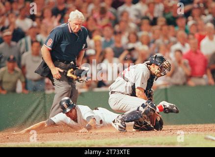 Red Sox Twins août 14 1998 Red Sox Out Fielder Darren Lewis marquant à domicile dans l'action du match au Fenway Park Boston Ma USA photo de Bill belknap Banque D'Images