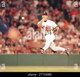 Red Sox Twins août 14 1998 le joueur de deuxième base des Red Sox Nomar Garciaparra dans le match d'action au Fenway Park Boston Ma USA photo de Bill belknap Banque D'Images