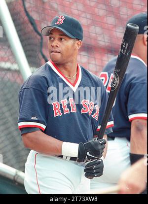 Rod Sox Twins août 14 1998 Damon Buford, outfielder des Red Sox, lors de l'entraînement au bâton au Fenway Park à Boston Ma photo américaine de Bill belknap Banque D'Images