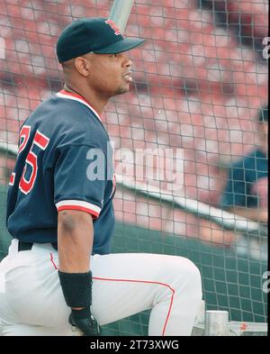 Rod Sox Twins août 14 1998 Troy O'Leary, outfielder des Red Sox, à l'entraînement au battage dans l'action de jeu au Fenway Park à Boston Ma photo des États-Unis par Bill belknap Banque D'Images