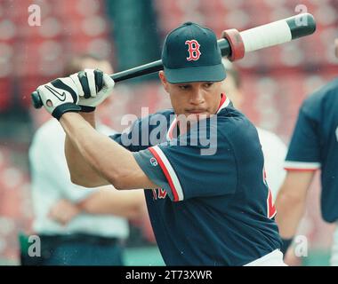 Red Sox Twins août 14 1998 Red Sox Out Fielder Darren Lewis lors de l'entraînement au bâton au Fenway Park Boston Ma photo des États-Unis par Bill belknap Banque D'Images