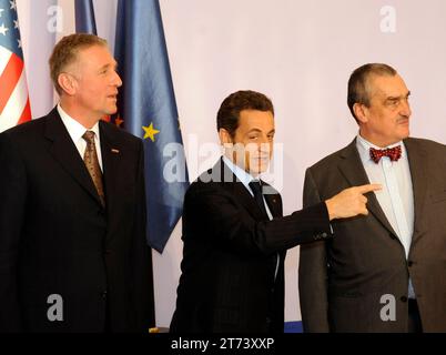 Karel Schwarzenberg, ancien ministre tchèque des Affaires étrangères, président du TOP 09 et sénateur, et descendant d'une famille noble célèbre, était l'une des figures les plus éminentes de la scène politique tchèque lorsqu'il mourut à l'âge de 85 ans à Vienne, en Autriche, en novembre 11, 2023***FILE PHOTO***de gauche à droite le Premier ministre tchèque Mirek Topolanek, le président français Nicolas Sarkozy et le ministre des Affaires étrangères Karel Schwarzenberg posent pour le photographe lors du sommet UE-États-Unis au Centre des congrès de Prague, République tchèque, le 5 avril 2009. (Photo CTK/Stanislav Peska) Banque D'Images