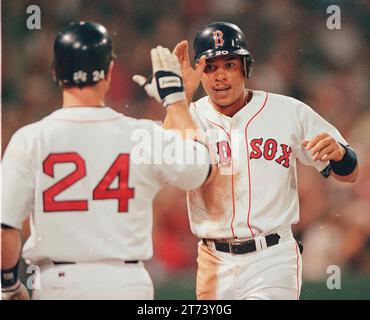 Red Sox Twins août 14 1998 Red Sox sort Fielder Darren Lewis après avoir marqué à domicile dans l'action du match au Fenway Park Boston Ma photo des États-Unis par Bill belknap Banque D'Images