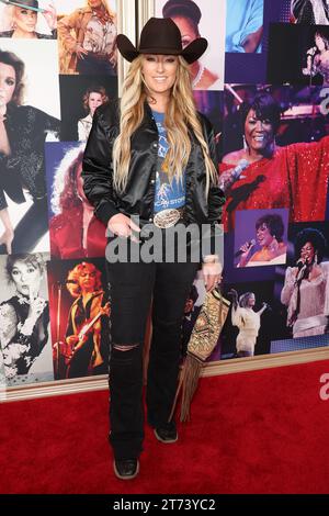 Nashville, États-Unis. 13 novembre 2023. Clare Dunn arrivant à l'enregistrement de Smashing Glass de CMT qui s'est tenu au Fisher Center de l'Université Belmont le 26 octobre 2023 à Nashville, TN. © Curtis Hilbun/AFF-USA.COM crédit : AFF/Alamy Live News Banque D'Images