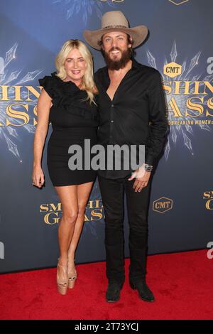 Nashville, États-Unis. 13 novembre 2023. Chris Janson et Kelly Janson arrivent à l'enregistrement de Smashing Glass de CMT qui se tient au Fisher Center de l'Université Belmont le 26 octobre 2023 à Nashville, TN. © Curtis Hilbun/AFF-USA.COM crédit : AFF/Alamy Live News Banque D'Images